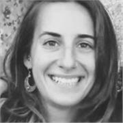 Profesora de Arte, tanto de historia como de materias como dibujo, pintura, cerámica en torno o escultura